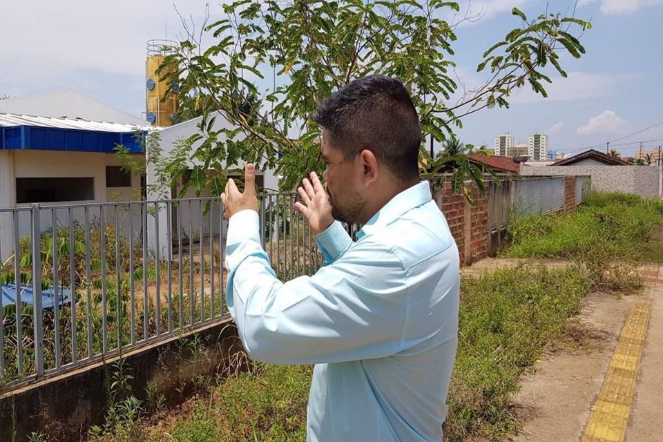 ABANDONO - Prédio de creche no Bairro Alphaville está abandonado e deputado Jesuíno cobra solução