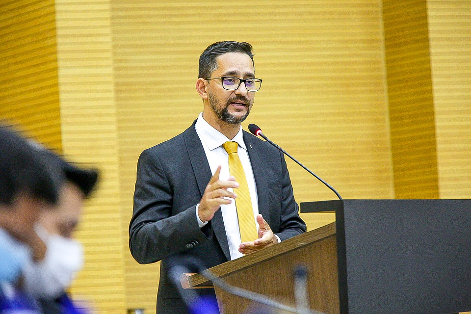 Lei de autoria do deputado Anderson que garante passe livre em ônibus para pessoas em tratamento de câncer é sancionada pelo governo
