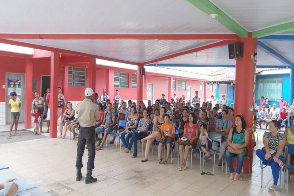 Orientações de trânsito são feitas em palestra na Flor do Piquiá