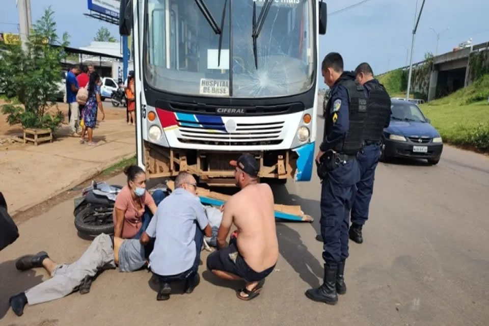 Motociclista fica gravemente ferido após ser arrastado por ônibus em Porto Velho