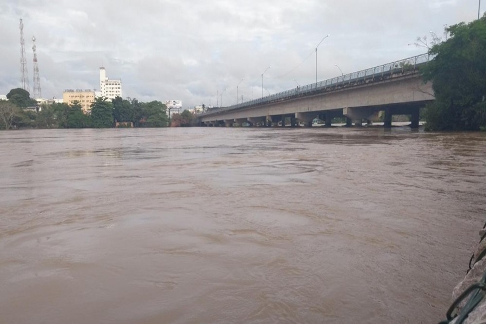 Cheia do Rio Machado ultrapassa os 11 metros e famílias tiveram que ser socorridas e retiradas de sua casas