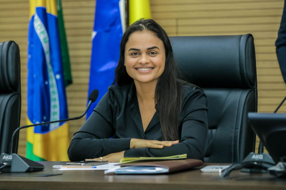 Deputada Dra. Taissa protocola projeto de lei que garante cadeiras de rodas em escolas públicas estaduais