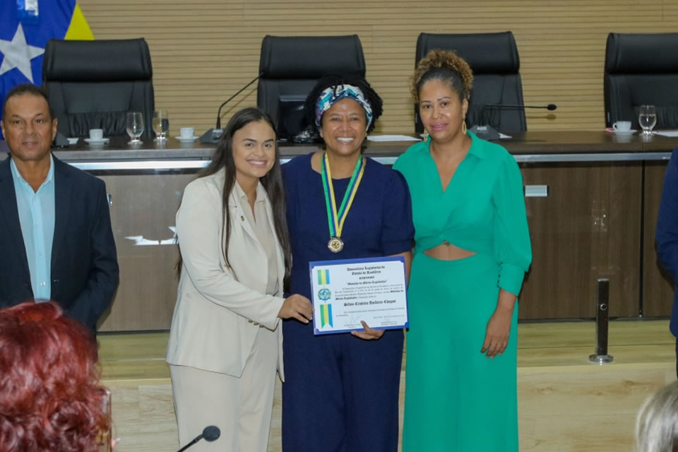 Dra Taíssa prestigia sessão solene em homenagem a deputada federal Silvia Cristina