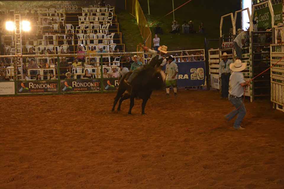 36ª Expoari: Quinta noite de festa tem final do rodeio qualificativo, sorteio e mesa da amargura