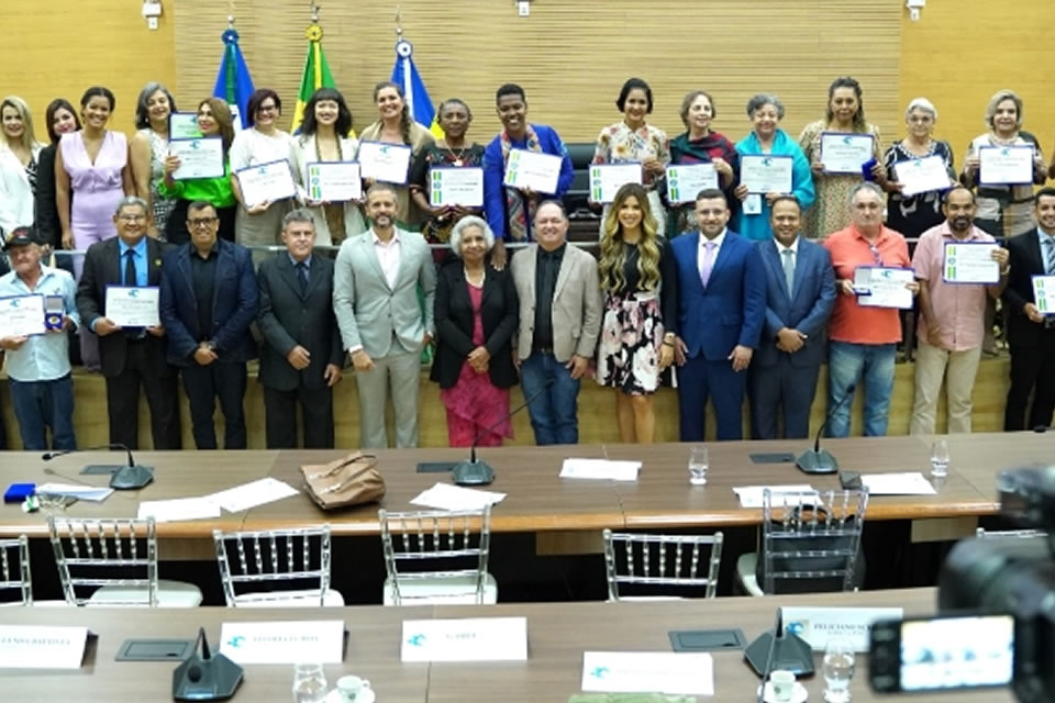 Servidores, personalidades e jovens advogados são homenageados nos 40 anos do Poder Legislativo