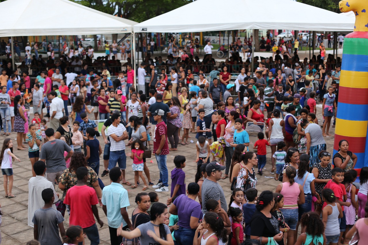 Festa de aniversário atraiu milhares de pessoas em praça com bolo de 41 metros 