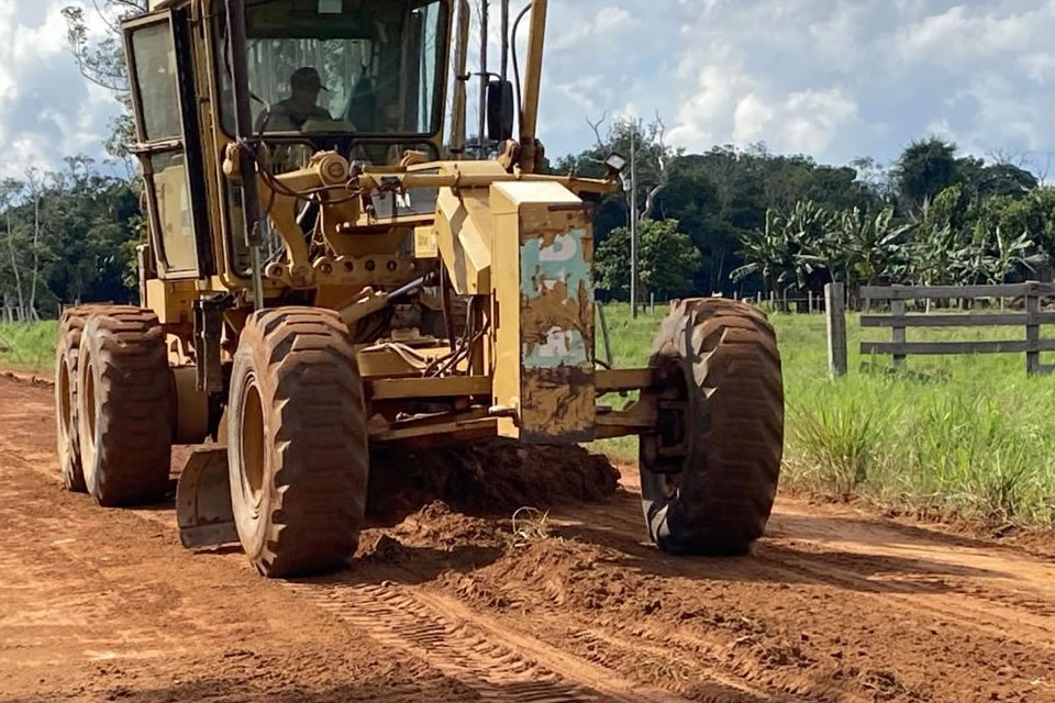 Serviços de patrolamento melhoram trafegabilidade em distritos de Alta Floresta d’Oeste