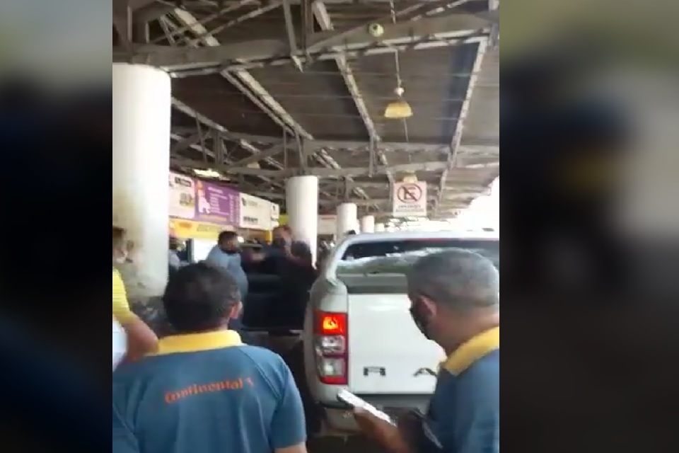 Após a flexibilização, homens iniciam socos e pontapés na Rodoviária da Capital