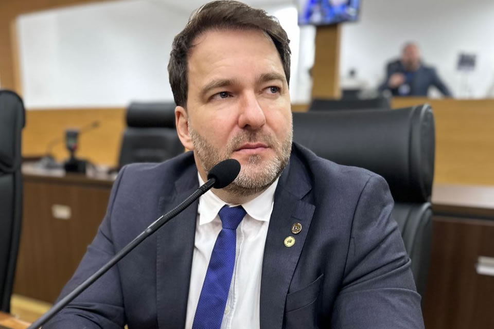 Deputado Alex Redano cobra recuperação e tapa buracos na RO-470