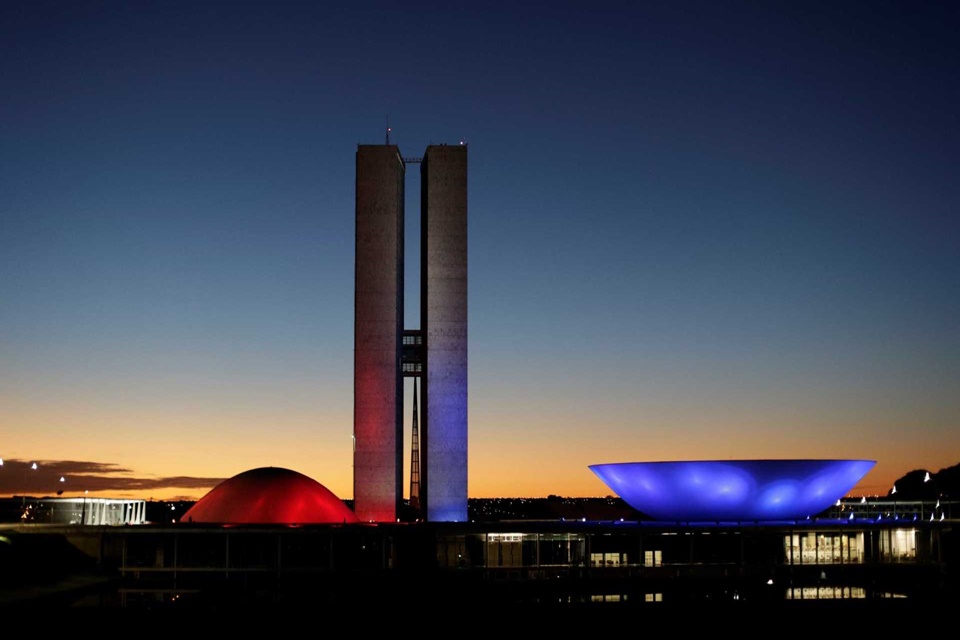 Brasil eleva nota, mas cai em índice de democracia