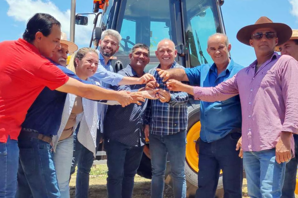 Ezequiel Neiva entrega retroescavadeira para atender assentamentos em Chupinguaia