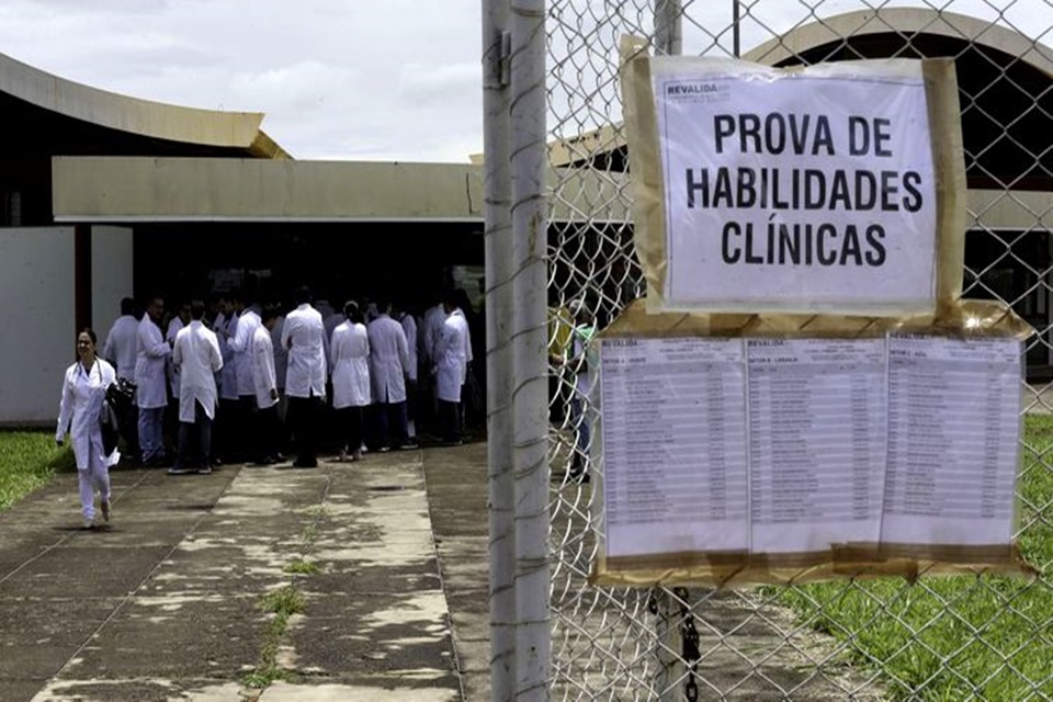 Médicos formados no exterior terão que fazer o Revalida em março