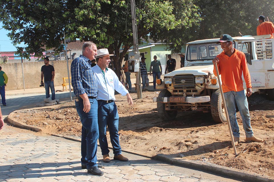 Ruas de Buritis recebem bloquetes, através de emenda de Adelino Follador