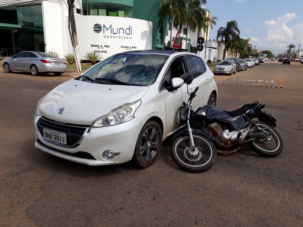 Carro invade preferencial e colide com motocicleta