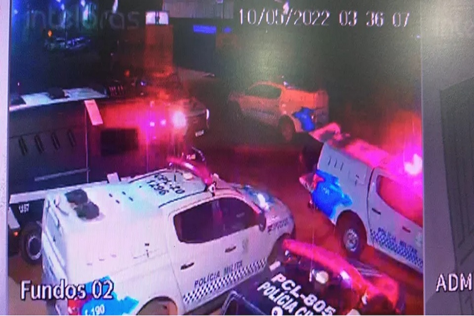 Casal foi preso e responderá por abandono de incapaz. Criança está com a avó materna após assinar um termo de responsabilização.