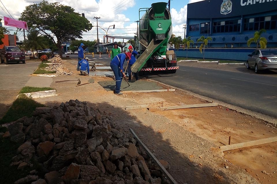 Prefeitura de Ji-Paraná realiza reparo e adequação em calçadas e estacionamentos