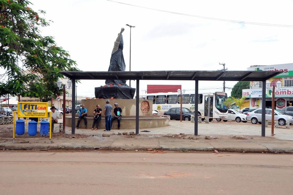 Prefeitura inicia instalação de novo modelo de abrigos de ônibus em Porto Velho