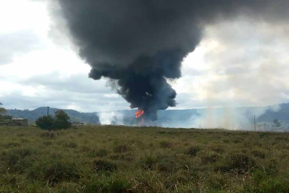 Caminhão do Ibama é incendiado por pessoas ligadas a madeireiros em Espigão, RO