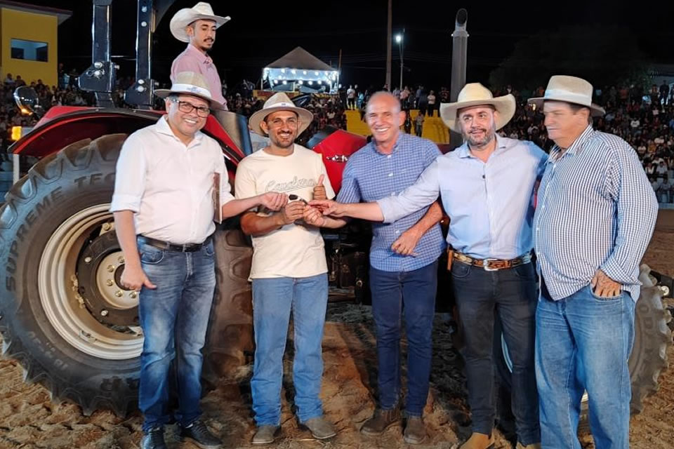 Associação rural em Colorado do Oeste recebe trator agrícola destinado por Ezequiel Neiva