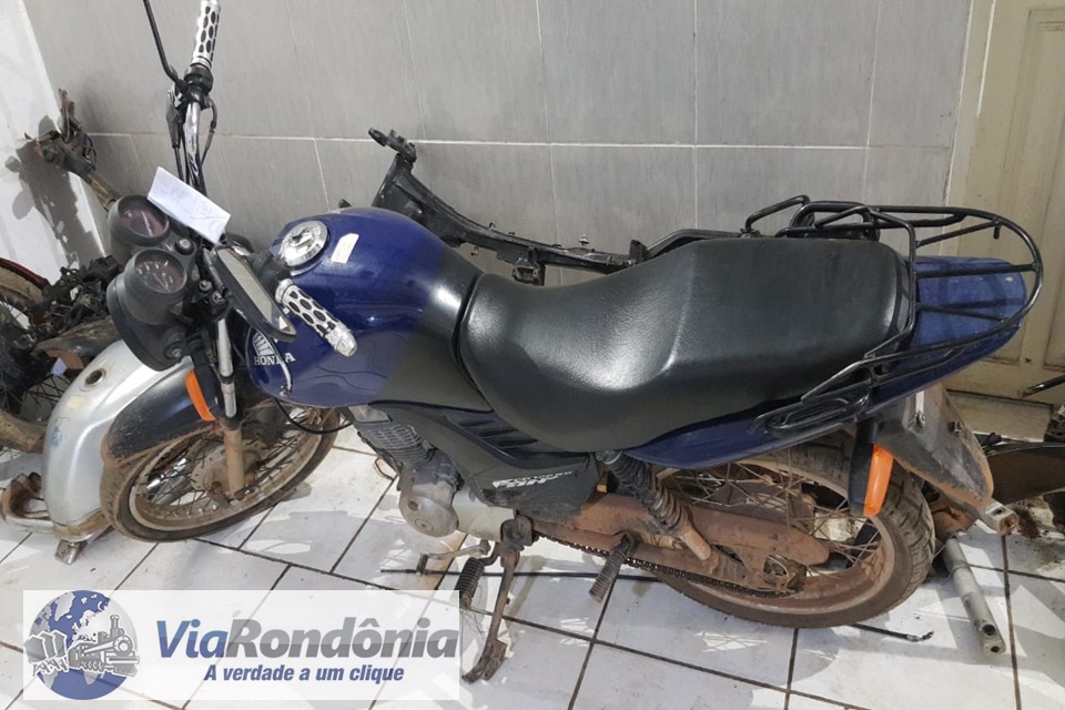 Suspeito preso com moto roubada na zona leste da capital