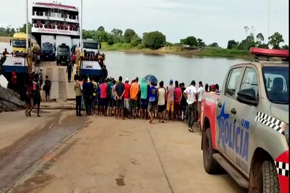 Ônibus cai em rio ao tentar entrar em balsa no Pará, cinco morrem