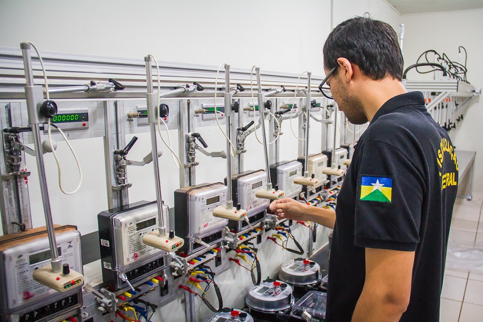 Cortes de energia elétrica seguem poupando consumidor inscrito em tarifa social em Rondônia