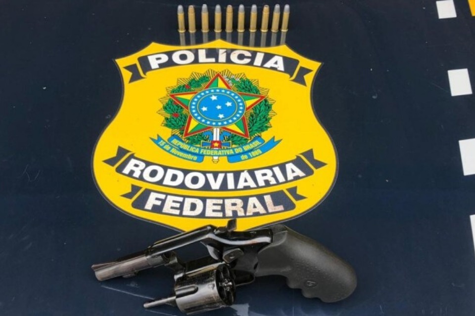 PRF prende dupla com revólver e 10 munições em Porto Velho