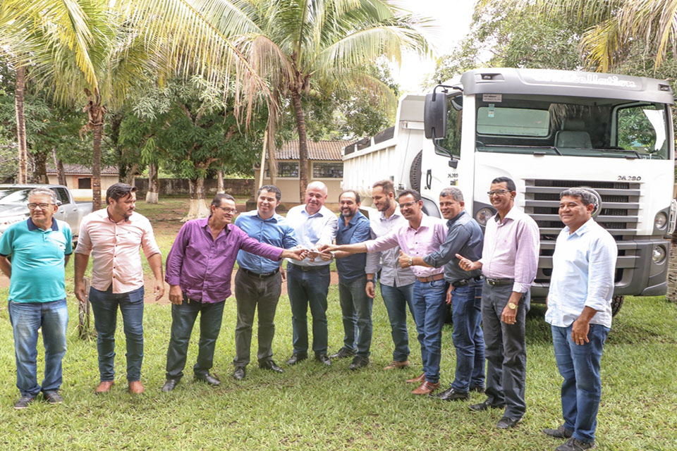 Distritos de Nova Colina e Nova Londrina recebem maquinários