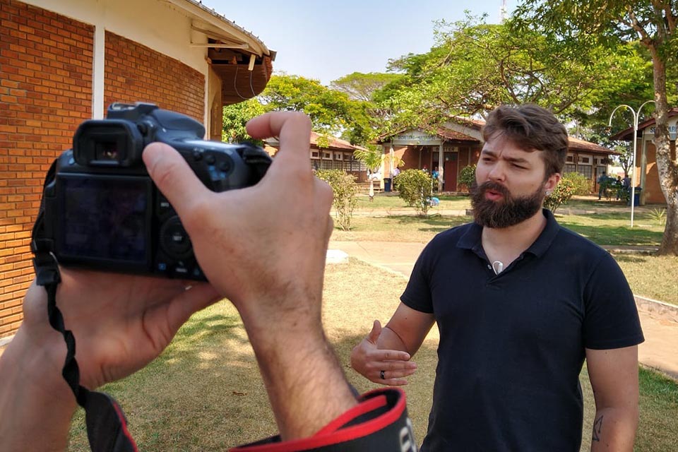 Visita exploratória da Prefeitura com especialistas do RJ encontra sapo “fluorescente” em Vilhena
