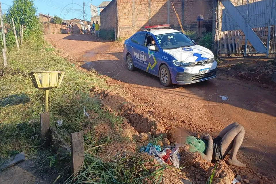Foragido é amarrado e agredido após ser apontado como executor de homem em situação de rua