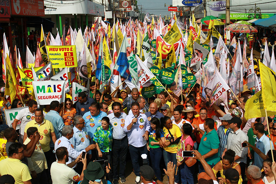 Último ato de campanha na capital levou milhares de apoiadores e militantes à avenida Sete de Setembro