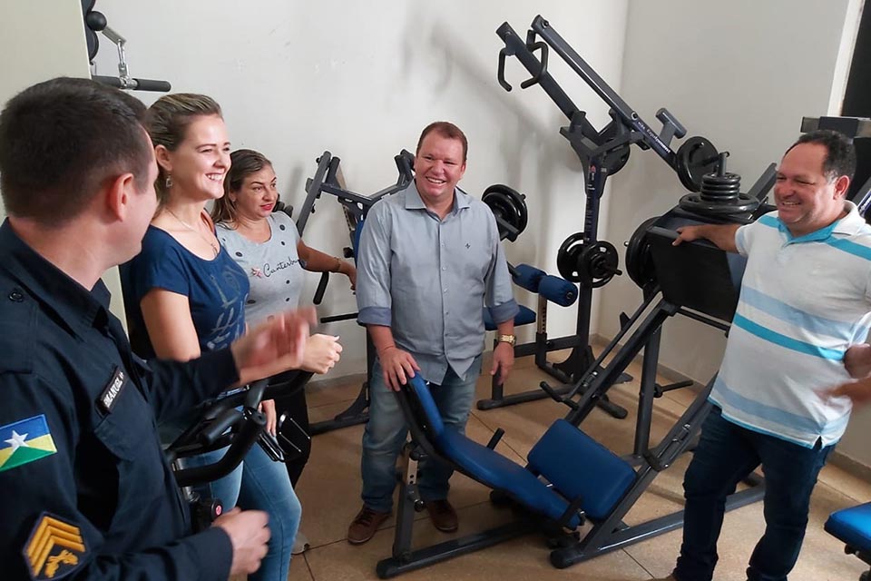 Deputado Dr. Neidson entrega equipamentos de academia de musculação na Unisp de Cujubim