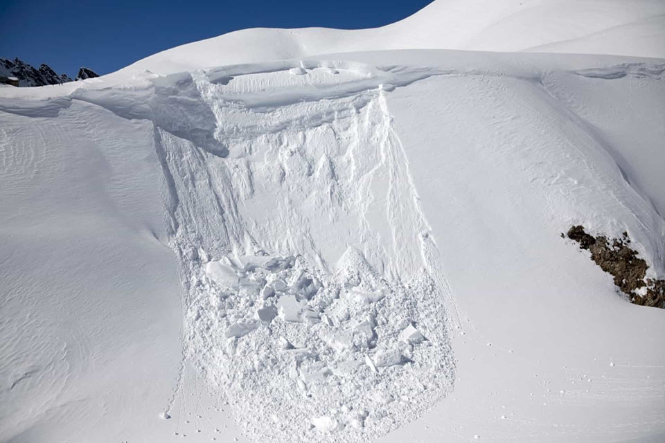Resgatados com vida seis alpinistas atingidos por avalanche