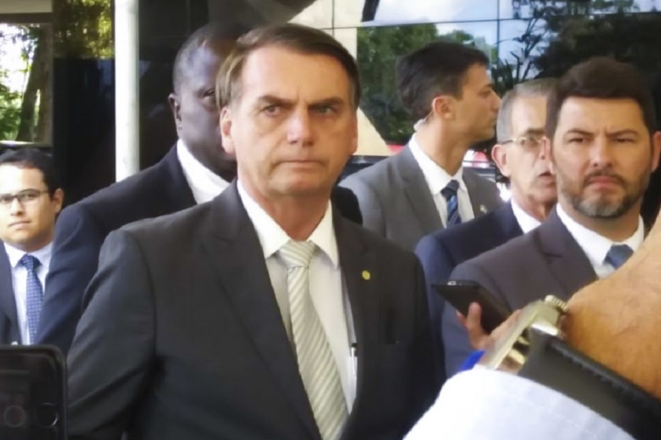 Bolsonaro diz no Twitter que não concederá indulto para presos