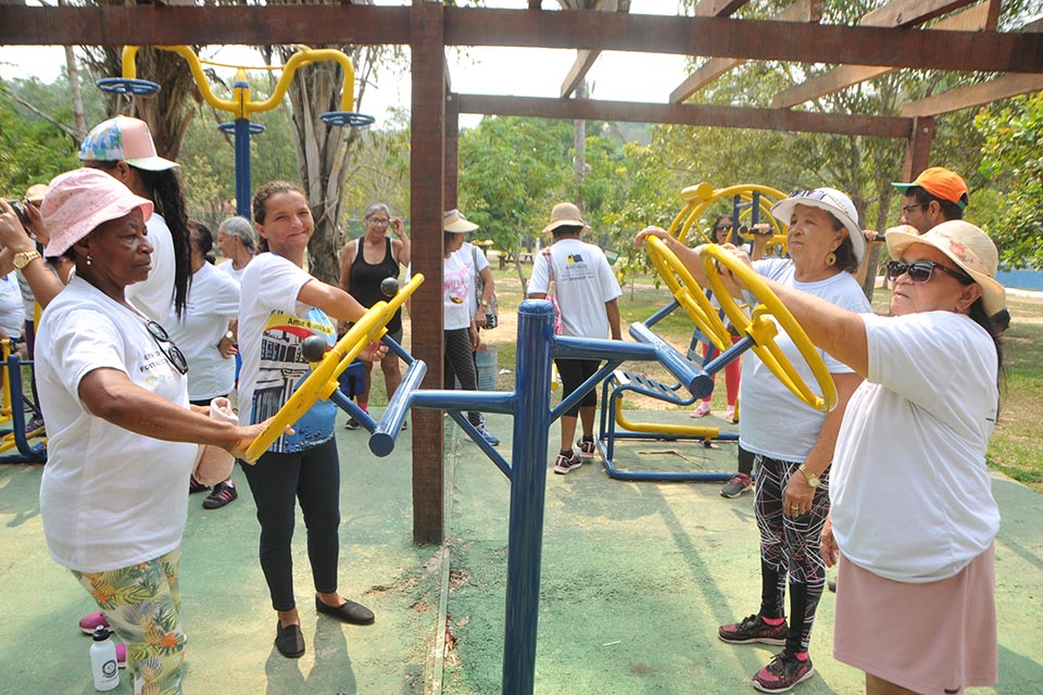 Projeto Viver Ativo realiza aula com idosos no Parque Natural