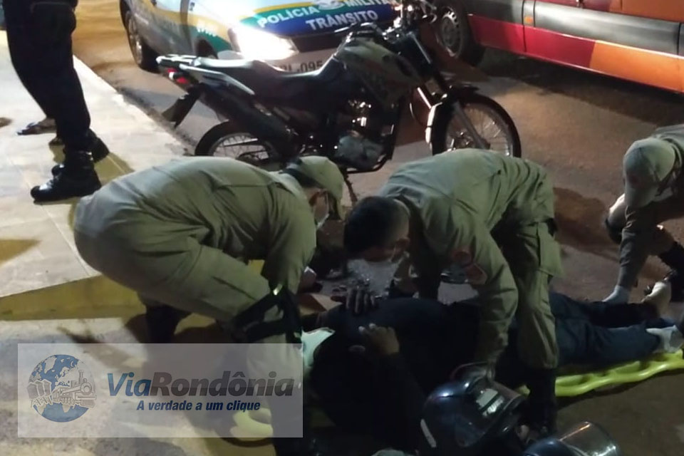 Motociclista avança sinal vermelho e acaba sendo arimgifo por carro