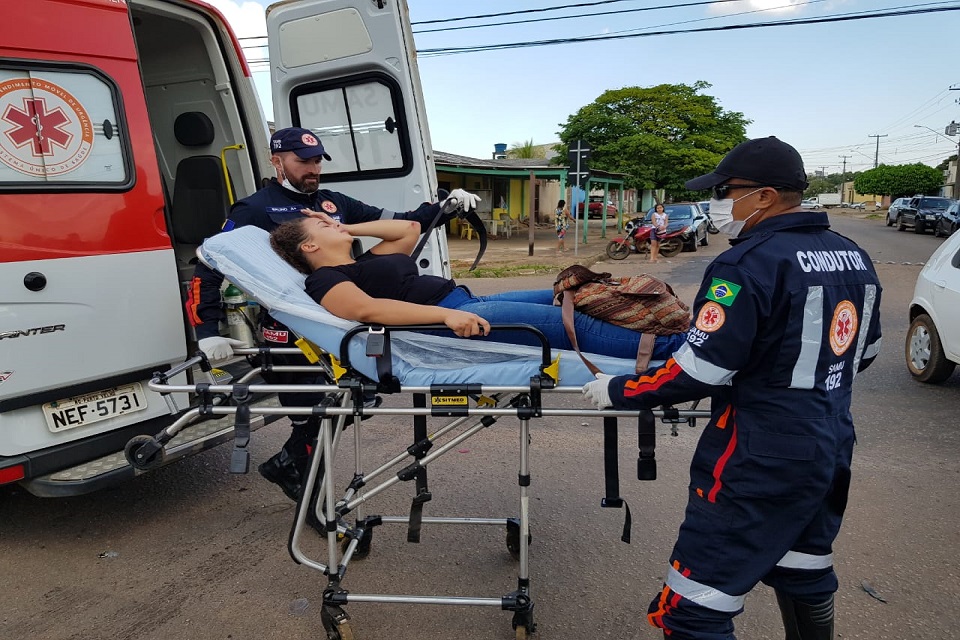 Motorista avança preferencial e motociclista fica ferida após colisão em cruzamento