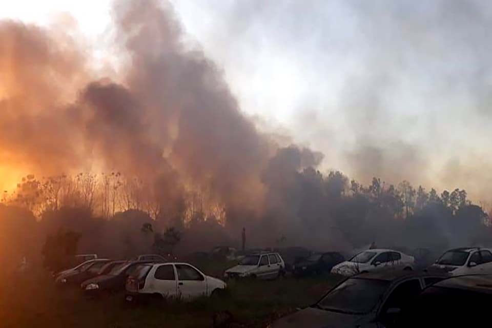 Incêndio destrói veículos em pátio da Polícia Civil em Porto Velho