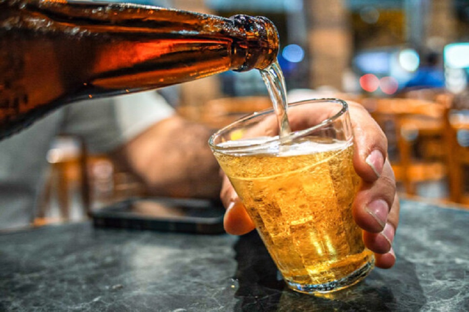 Homem é envenenado pela ex-namorada; mulher colocou veneno na cerveja