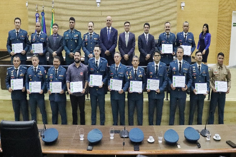 Ismael Crispin homenageia deputado federal Lucio Mosquini, bombeiros, policiais, médicos e autoridades eclesiásticas