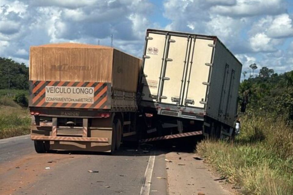 Acidente entre três caminhões deixa um morto na BR-364