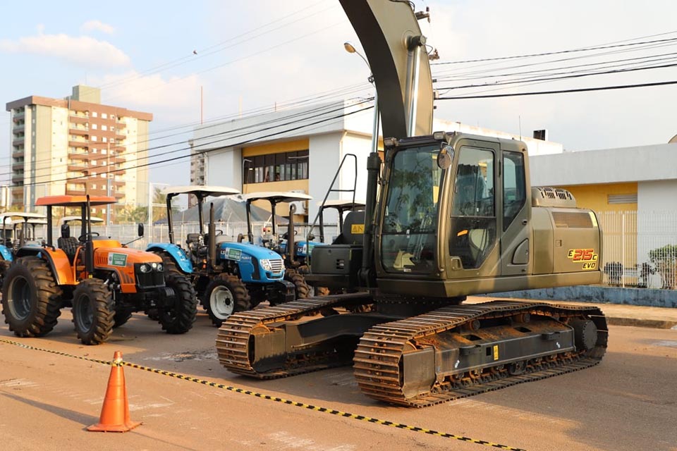 Prefeitura recebe novos maquinários agrícolas