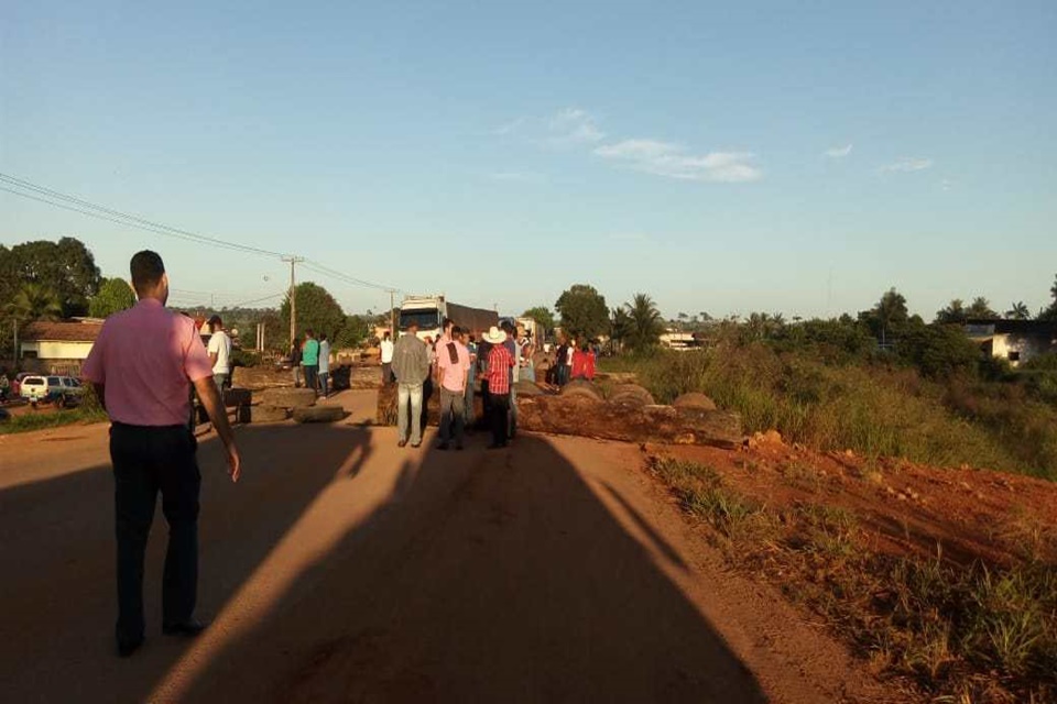 Como prometido, pais e alunos fecham BR-364 em RO em protesto contra atraso das aulas