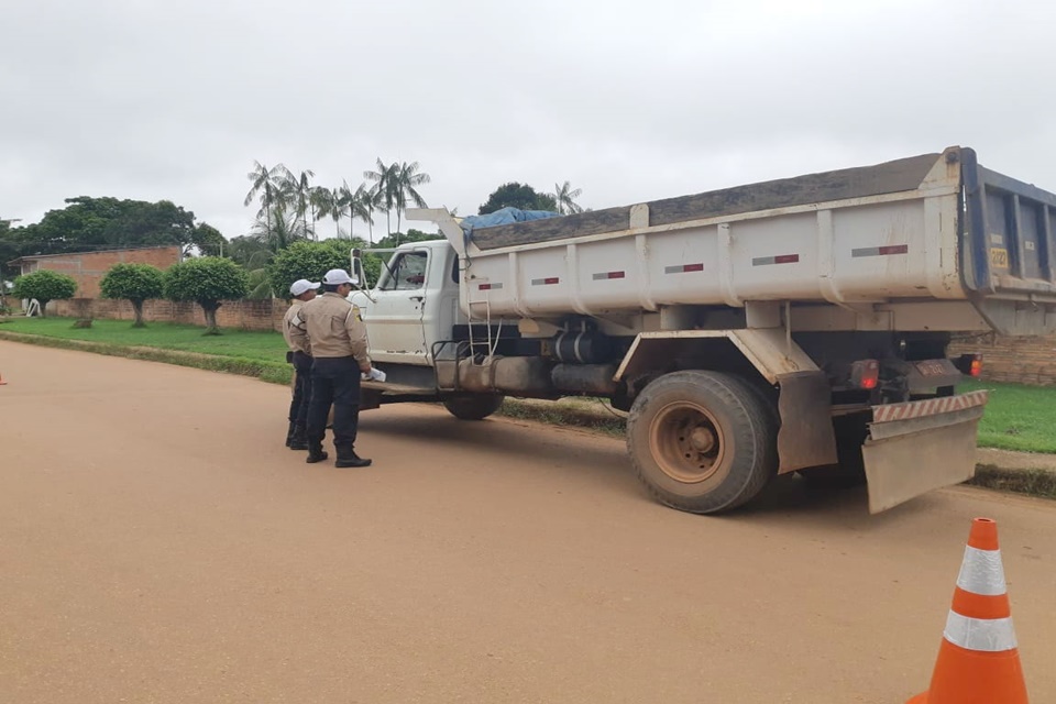 Semtran realiza blitz educativa na Estrada dos Periquitos