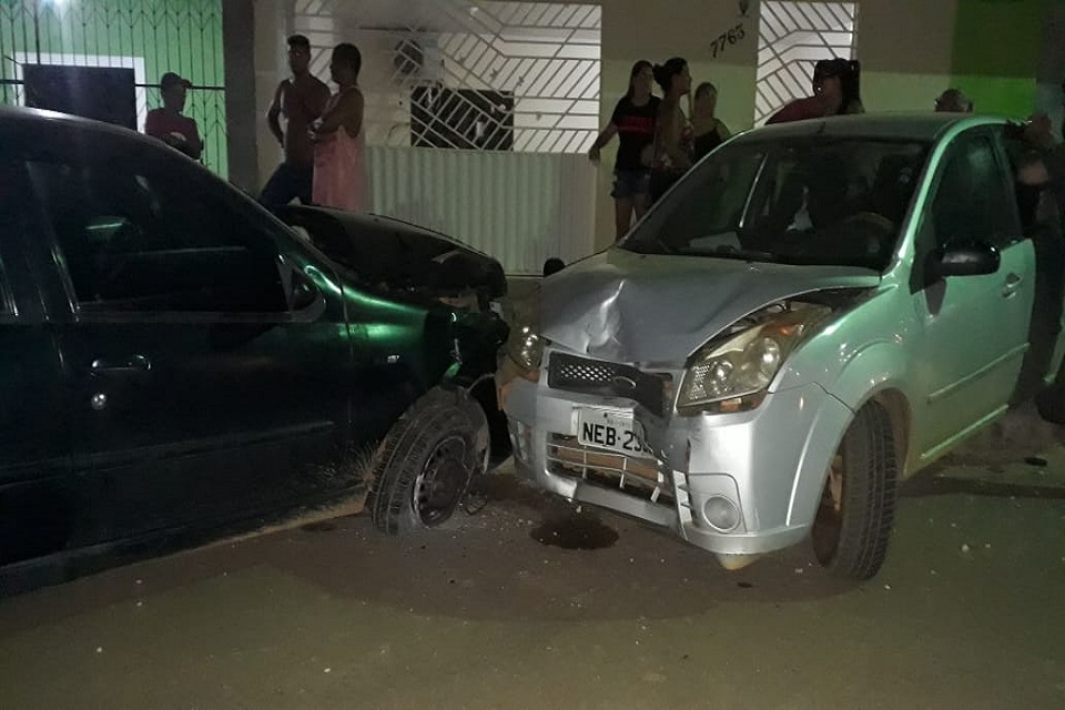 Motorista de caminhonete é preso embriagado ao bater em vários carros estacionados