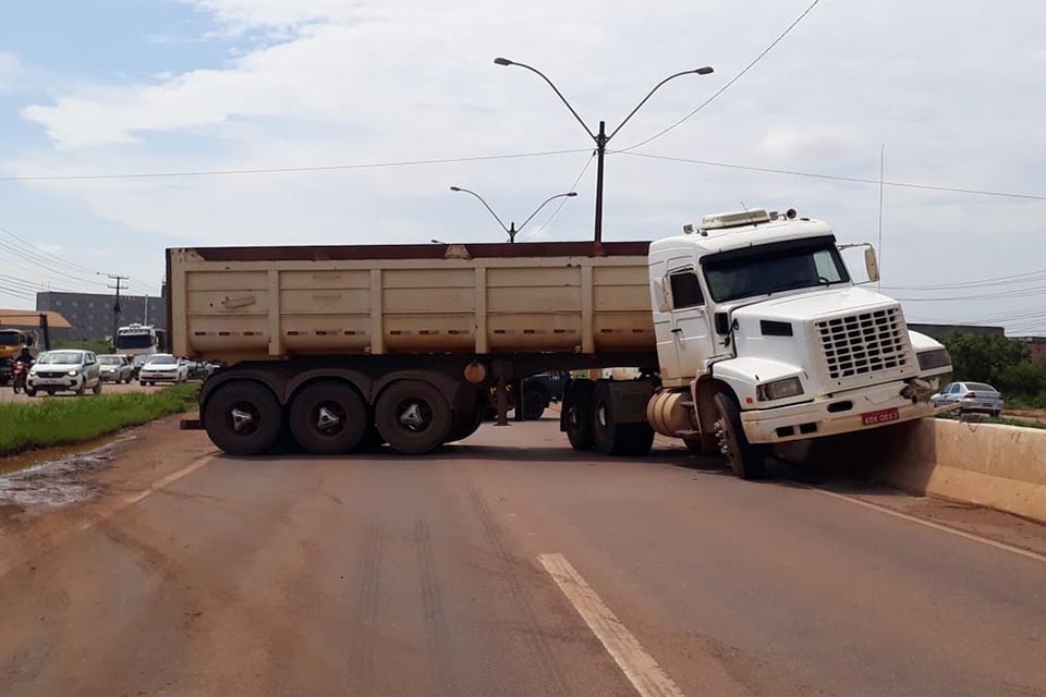 Após perder controle caçamba sobe em mureta de concreto na BR-364