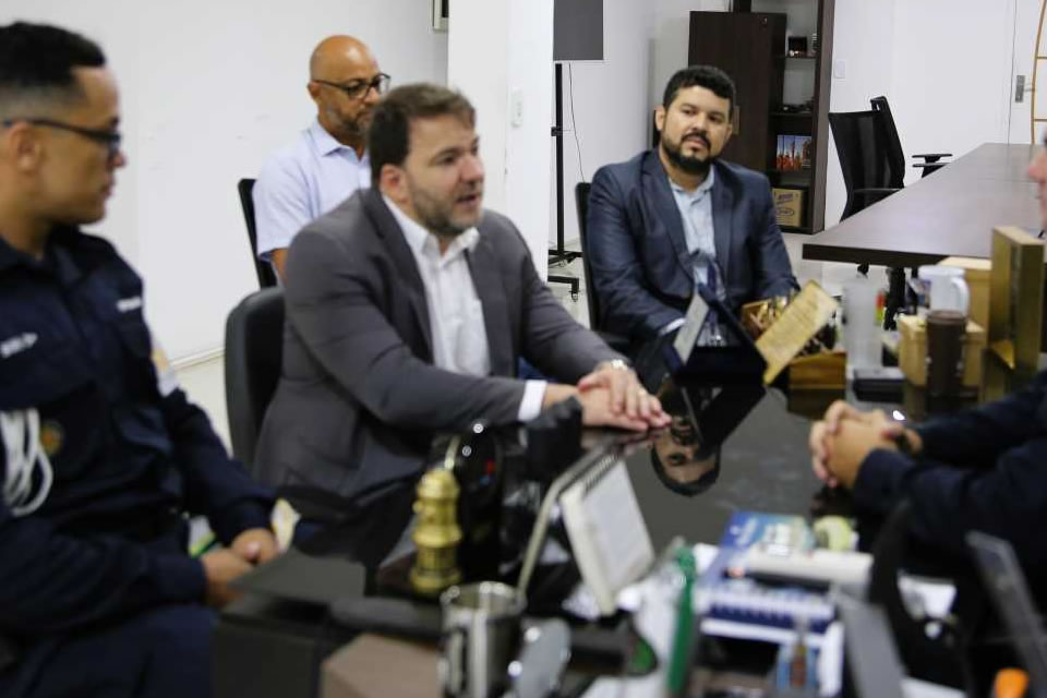 Deputado Alex Redano reforça compromisso com a segurança pública