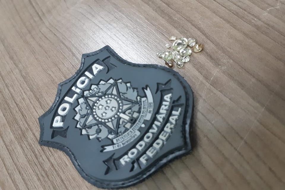 Em Vilhena, PRF prende dois com 13 pedras de diamante