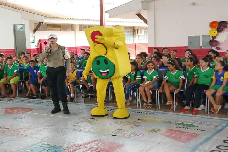 Alunos da escola Joaquim Vicente recebem orientações para prática de um trânsito mais seguro