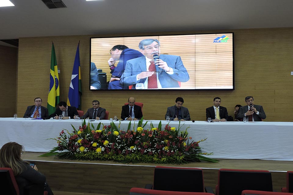 MP participa de mesa redonda sobre importância dos 36 anos da Promulgação da primeira Constituição Estadual